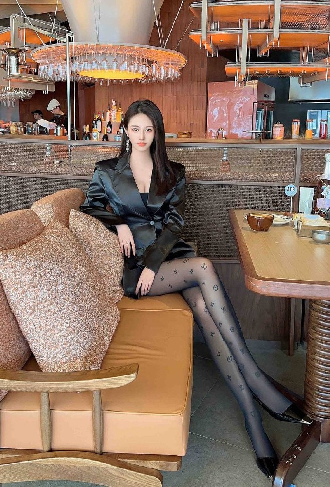 杭州外围女性格温柔长相甜美前凸后翘模特身材