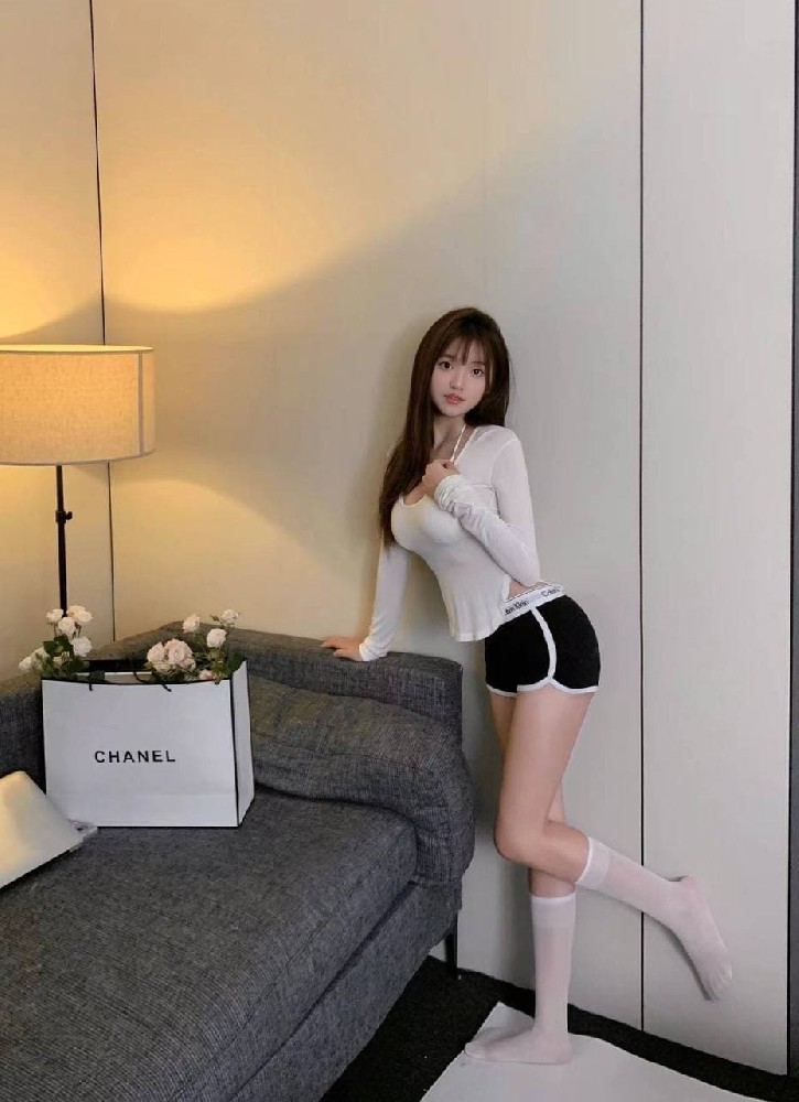 杭州07学妹光脚165真D 体重44kg极品萝莉性格温柔乖巧