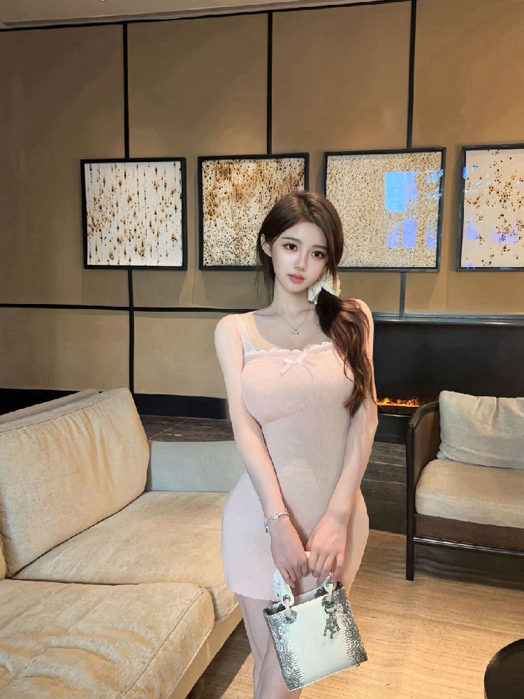 西安外围女纯圈外 短暂佛系兼职 • 真学生真网红当场验证 • 身高168真D 04年 90斤 皮肤超级白 筷子腿A4腰