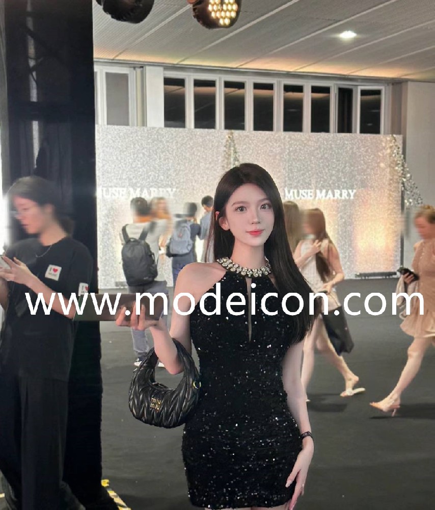 悉尼外围女模特黑长直女友 可小纯可御姐 穿衣名媛有品位 十大神器馒头B 身高 176 E 蜜桃臀 筷子腿 长期健身