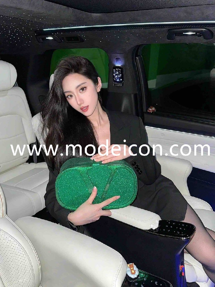 温哥华外围女Height:182 Weight:53kg Bust: 36E 健身《有马甲 蜜桃臀 逆天大长腿》 性格：热情 高冷 御姐范 带点小俏皮 穿着时尚 大牌 小麦肤色极品御姐